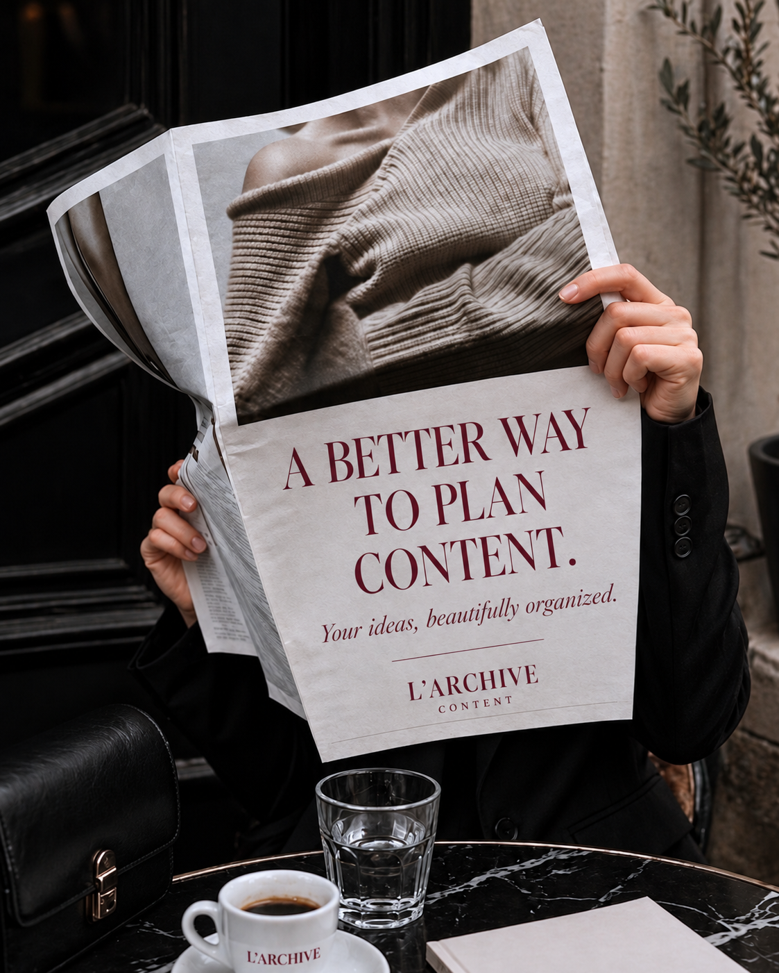 Chica leyendo el periódico de L’Archive Content en un café